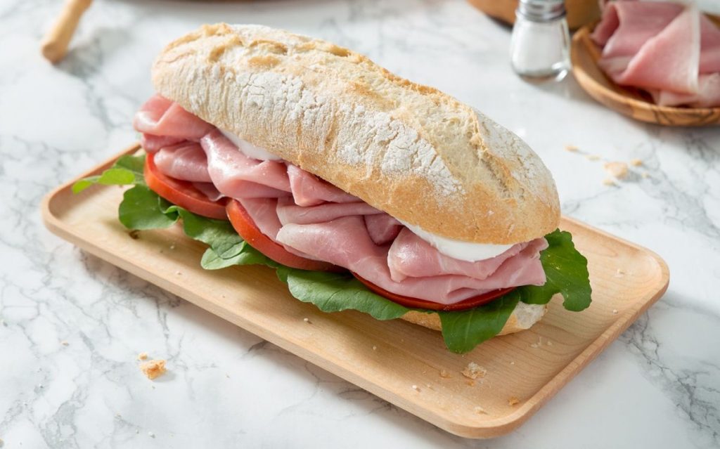 Panino prosciutto cotto, pomodoro, rucola e grana